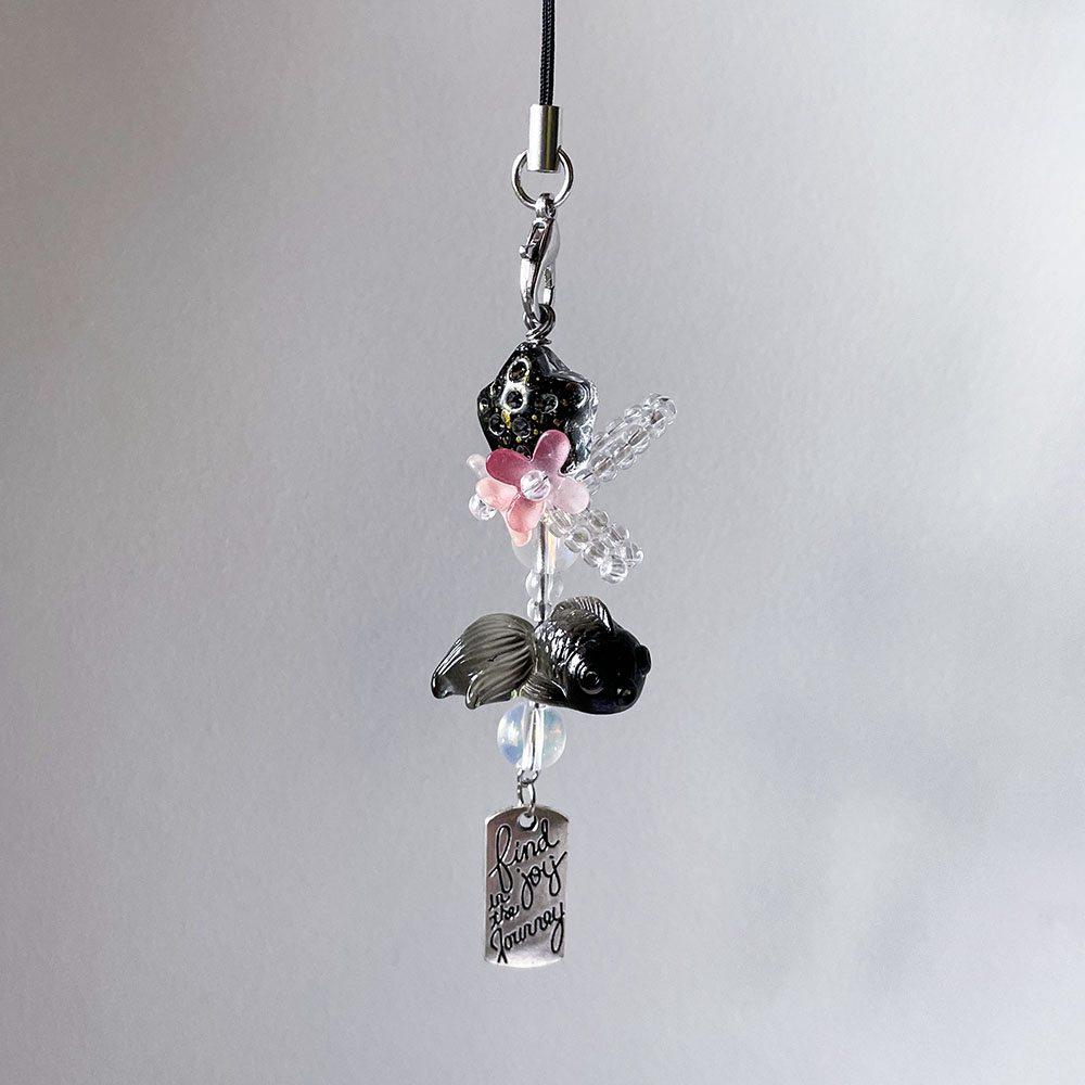Fashion Backpack Women - 黒金魚電話チャームチェーンピンクフラワースタービーズかわいいキーホルダーカメラ財布バックパックの装飾ジュエリーガールキーリングギフト