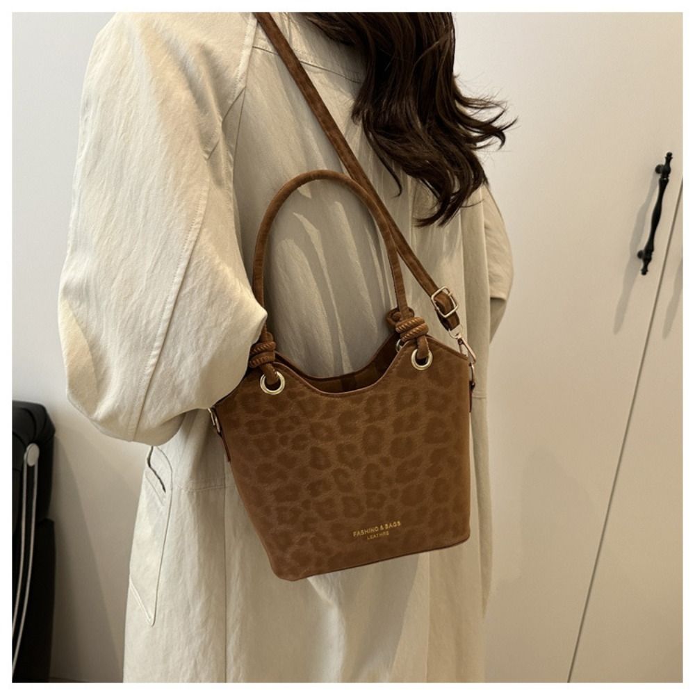 ポータブル レオパード柄 ショルダーバケットバッグ 大容量  - Leather Backpack Vintage のレビューと価格